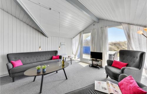 un soggiorno con un divano e un tavolo di Holiday Home Frans Julius Vej Ringkøbing X a Klegod