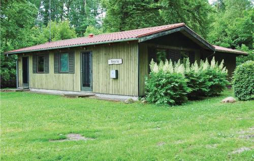 a small house in a yard with a grass field at Bøgely in Ris
