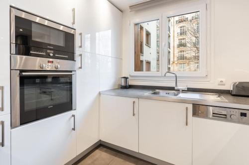 Photo de la galerie de l'établissement A French Chic Appartment In Victor Hugo, à Paris