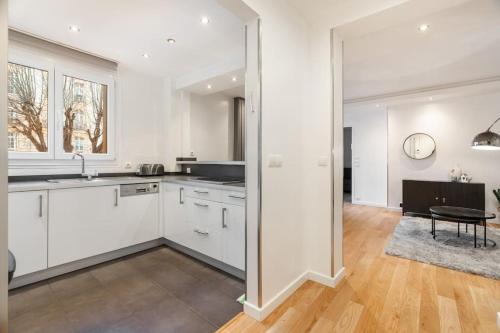 Photo de la galerie de l'établissement A French Chic Appartment In Victor Hugo, à Paris