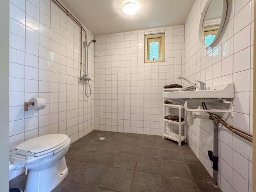 a bathroom with a toilet and a sink at Aarde in Lage Zwaluwe