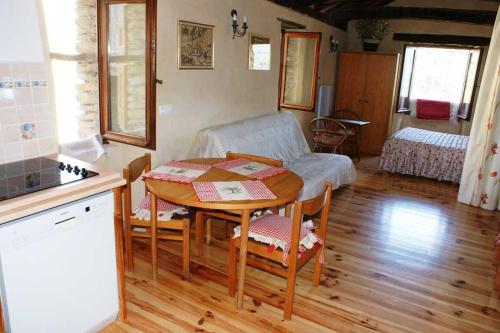 Gallery image of Gîte Maison Cavalier 2/4 personnes à Gabriac in Gabriac