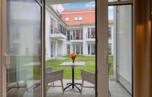 d'une table avec des chaises et un vase de fleurs sur le balcon. dans l'établissement Baltischer Hof Apartment 15, à Boltenhagen