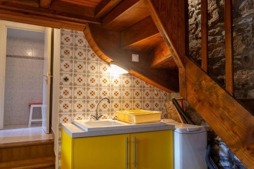 Il comprend une cuisine équipée d'un évier et d'un lave-linge. dans l'établissement Gîte La Grange, Gîtes de France 2/4 personnes à la Caze, à Saint-Pierre-des-Tripiers