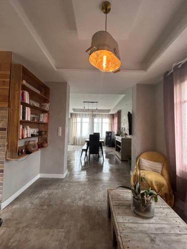 un salon avec une table et une salle à manger dans l'établissement Comme à la maison, à Narbonne