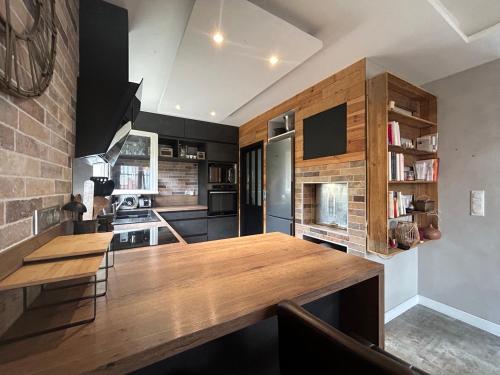 une cuisine avec un comptoir en bois dans une pièce dans l'établissement Comme à la maison, à Narbonne