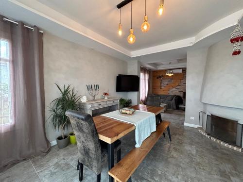 une salle à manger avec une table et un canapé dans l'établissement Comme à la maison, à Narbonne