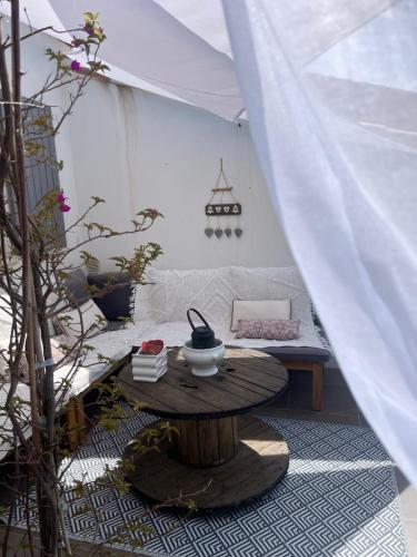 un salon avec une table et un canapé dans l'établissement Le flamant rose, à Ensuès-la-Redonne