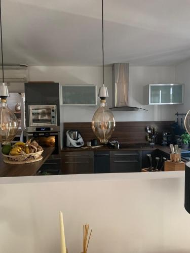 une cuisine avec deux vases en verre sur le comptoir dans l'établissement Le flamant rose, à Ensuès-la-Redonne