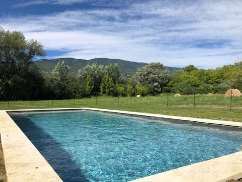 - une piscine d'eau bleue dans un champ dans l'établissement le Pijeonnier, à Bédoin