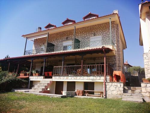 Billede fra billedgalleriet på Stone villa 3-bed 3-storey 700m from sunset beach i Posidi