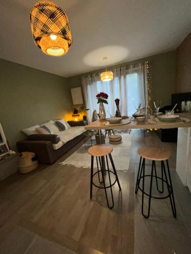 - un salon avec une table et deux tabourets dans l'établissement Appartement de DJ à Chanteloup-en-brie, à Chanteloup-en-Brie