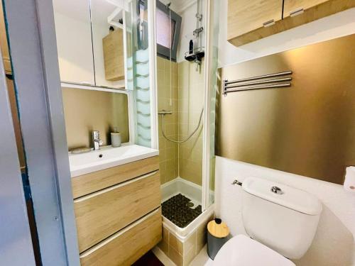 une petite salle de bain avec toilettes et lavabo dans l'établissement Cap Studio Parking Wifi Port Plage, au Cap d'Agde