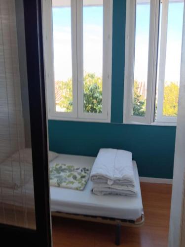 Ce lit se trouve dans un dortoir doté de 3 fenêtres. dans l'établissement Face au îles, à Marseille