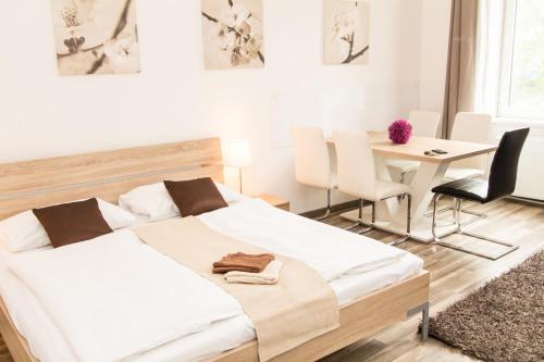 1 dormitorio con 1 cama, mesa y sillas en Apartment Diefenbachgasse, en Viena