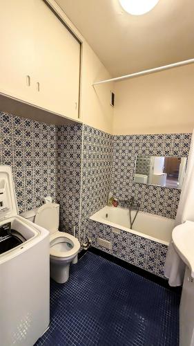 Un baño con inodoro, lavabo y bañera. en L'Echandon, Superbe F2 vue mer accès plage immédiat, en Blonville-sur-Mer