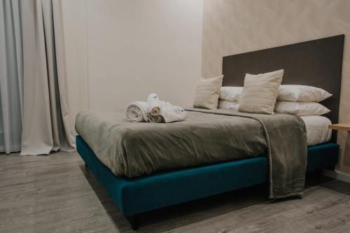 a bed with two stuffed animals on top of it at Marcone Luxury Rooms - Il giardino di pietra in Trani