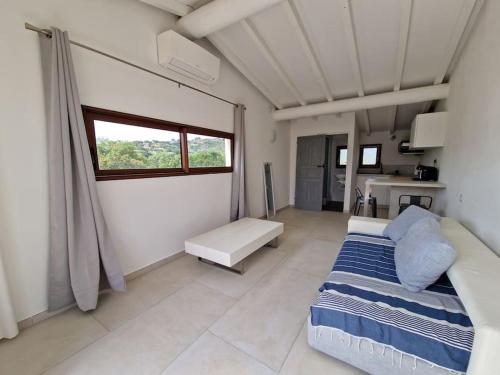 une chambre avec un lit et une fenêtre dans l'établissement Superbe studio 150m plage Santa Giulia, à Porto-Vecchio