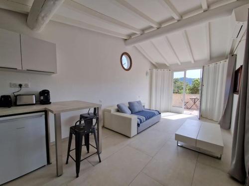 une cuisine et un salon avec un canapé et une table dans l'établissement Superbe studio 150m plage Santa Giulia, à Porto-Vecchio