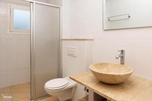 een badkamer met een wastafel en een toilet bij Casa Delfin - Moraira in Moraira