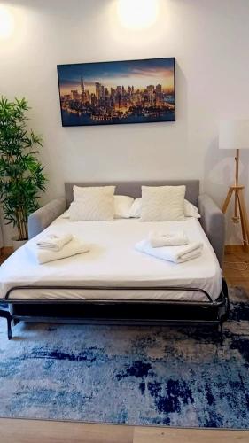 un grand lit dans une chambre avec visière dans l'établissement Renovated Apartment Near the Beach, à Nice