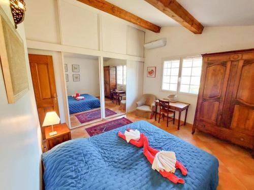 une chambre avec deux lits avec des draps bleus et une pièce dans l'établissement Villa au pradet avec piscine les pieds dans l'eau, au Pradet