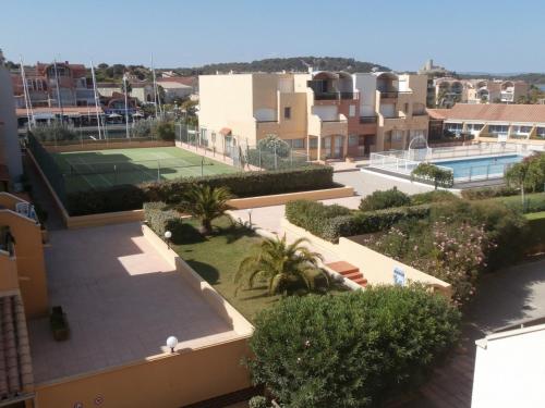 - une vue aérienne sur un court de tennis dans un bâtiment dans l'établissement GRUISSAN - T2 Climatisé, Piscine, Tennis, Proche Plage et Commerces, 4/5 pers - FR-1-796-4, à Gruissan