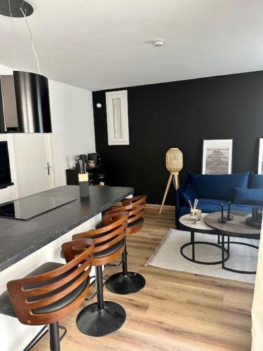 un salon avec un canapé bleu et des chaises dans l'établissement Appartement neuf et rénové promenade des anglais, à Nice