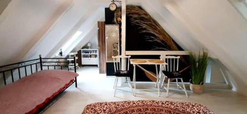 ein Zimmer mit einem Bett und einem Tisch und Stühlen in der Unterkunft Dom nad morzem in Pobierowo