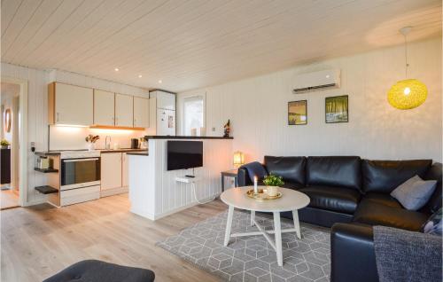 una sala de estar con un sofá y una mesa en Lovely Home In Hejls With Kitchen, en Hejls