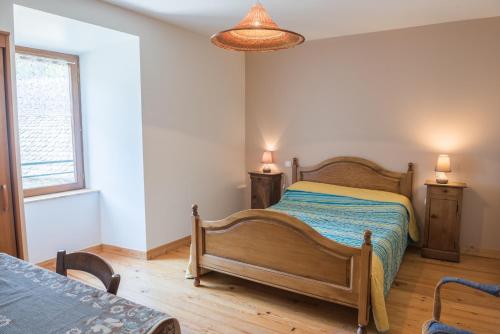 Ένα ή περισσότερα κρεβάτια σε δωμάτιο στο Gîte Gîtes de France 3 épis 6/7 pers aux Salelles