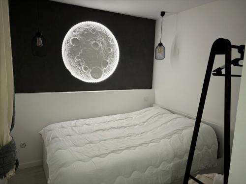 フレジュスにあるAppartement Bord de Mer Saint Aygulfの壁に絵が飾られた寝室のベッド