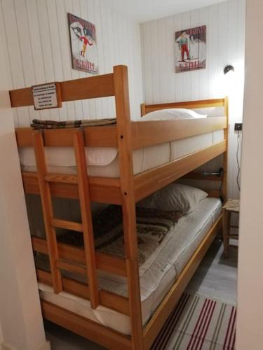 quelques lits superposés dans une chambre dans l'établissement Grand studio 34 m2 à Villard de Lans proche Centre, à Villard-de-Lans