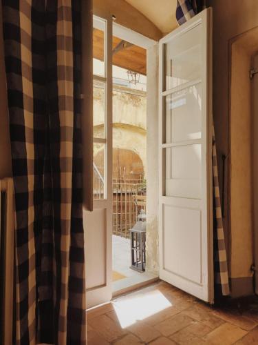 an open door with a view of a patio outside at Casa Fresia centro storico Poppi in Poppi