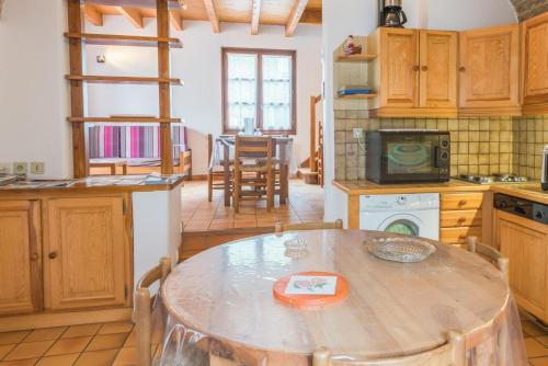 une cuisine avec une table et une salle à manger dans l'établissement Gîte Gîtes de France 3 épis 5/6 personnes à Chirac, à Chirac