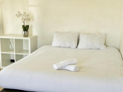 un rouleau de papier toilette assis au-dessus d'un lit dans l'établissement Vue Incroyable & Confort au Vieux Port 4 personnes, à Marseille