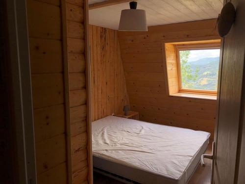 une petite chambre avec un lit et une fenêtre dans l'établissement Appartement Chalet, 8 personnes - L'Oustal, à Saint-Jacques-des-Blats