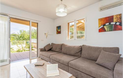Posezení v ubytování 4 Bedroom Beautiful Home In Alcúdia