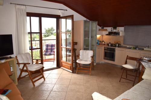 Kuchyň nebo kuchyňský kout v ubytování Kallikratia Holiday Flat 1