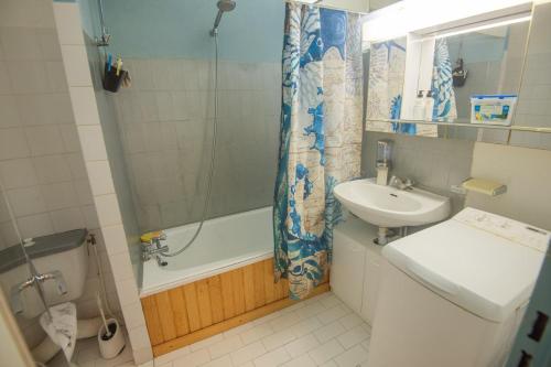 une salle de bain avec un lavabo, des toilettes et une douche dans l'établissement Appartement Confort 57 m2 avec terrasse parking couvert, au Cap d'Agde