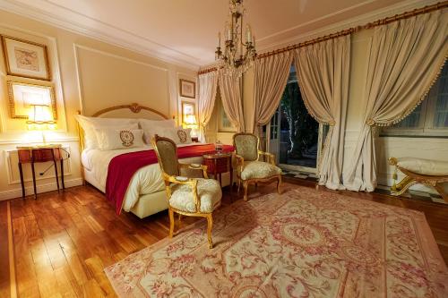 a bedroom with a bed and a table and chairs at Boutique Hotel Teatro in Angra do Heroísmo