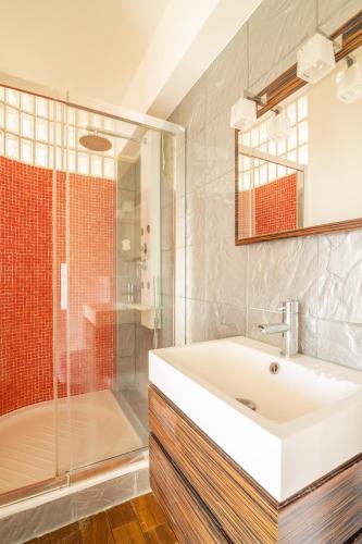 une salle de bain avec un lavabo et une douche dans l'établissement superbe appartement 120m2 Paris - Neuilly sur seine, à Neuilly-sur-Seine