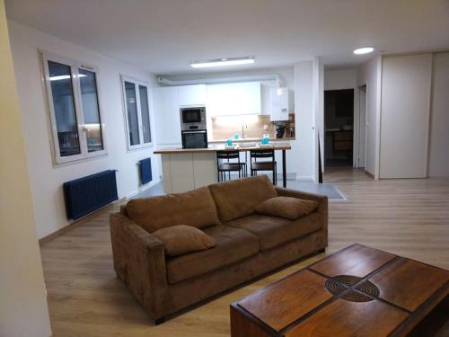 un salon avec un canapé et une table dans l'établissement L'Entre-Nous, à Pontault-Combault