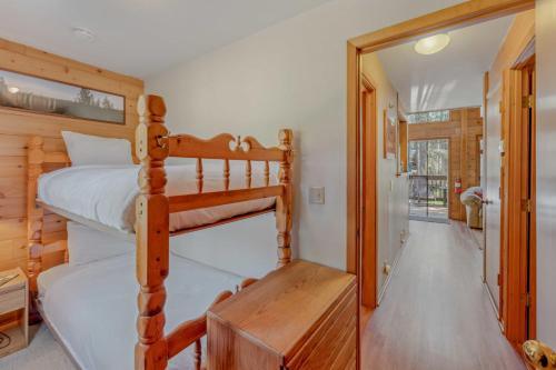 Ένα ή περισσότερα κρεβάτια σε δωμάτιο στο 3BR Soda Springs Ski & Lake Getaway