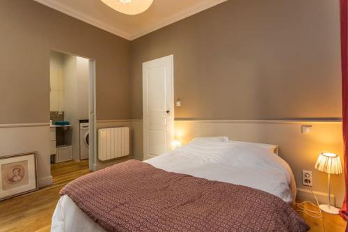 une chambre avec un grand lit dans une pièce dans l'établissement Appartemment terrasse parking centre historique, à Bordeaux