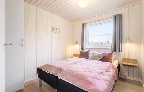 Katil atau katil-katil dalam bilik di Nice Home In Vejers Strand With Kitchen
