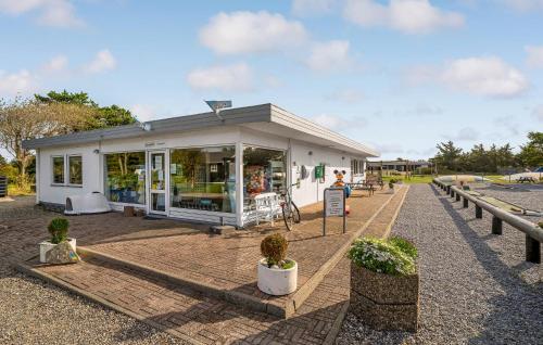 a small white building with plants in front of it at Beautiful Home In Vestervig With Wifi in Vestervig