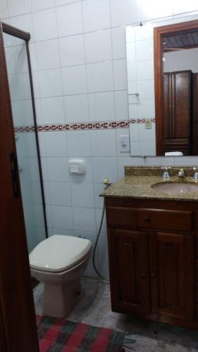 a bathroom with a toilet and a sink at Santa Anna Ecohouse in Penedo