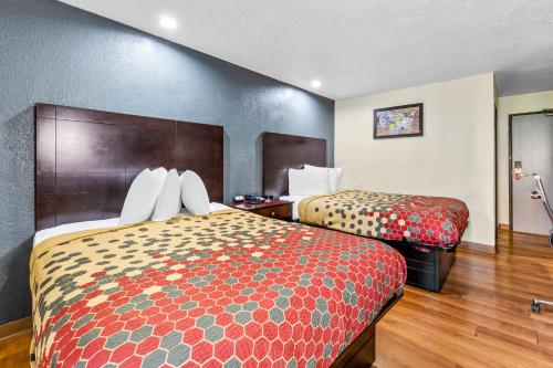 a hotel room with two beds in a room at Econo Lodge Akron Copley Northwest in Montrose