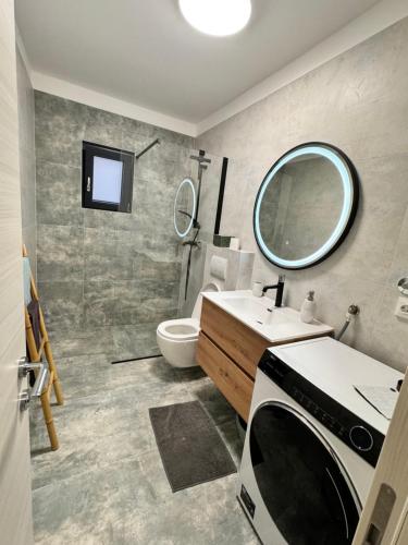 ein Badezimmer mit Waschbecken, Toilette und Spiegel in der Unterkunft Apartment Noa in Novi Vinodolski